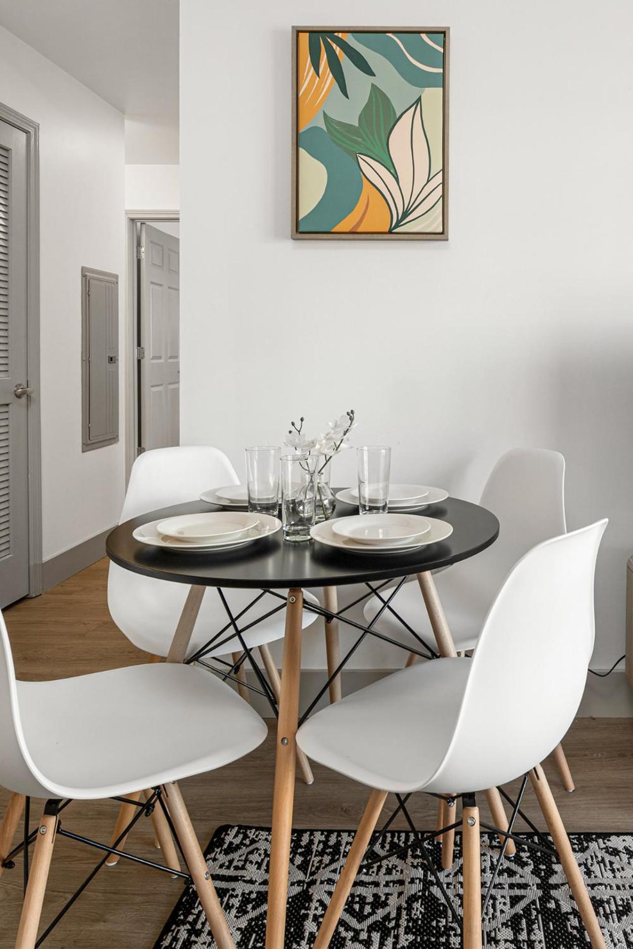 Urban Retreat - Free Parking, Wifi, Walk To Stadium